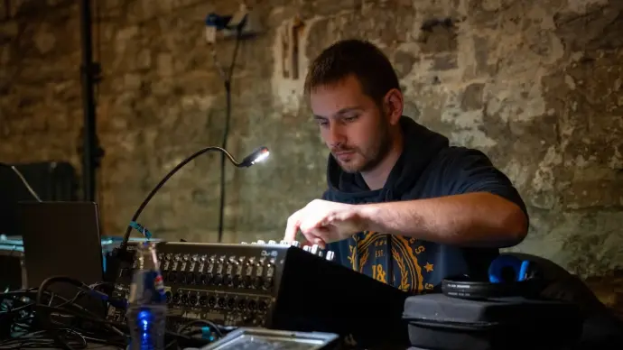 Ingénieur du son derrière sa table de mixage 